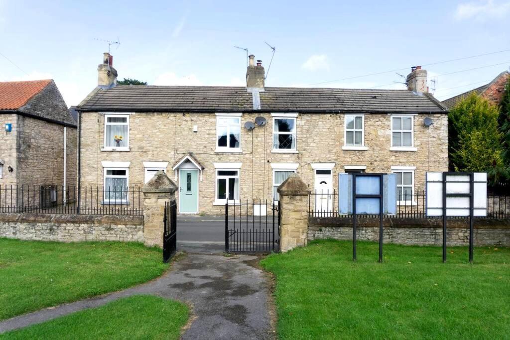 Country Cottage With Church View And Fireplace Near Leeds & York ภายนอก รูปภาพ